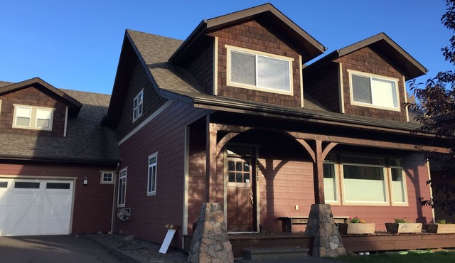 Beautiful Spacious 4 Bedroom Home, Ideal for Fishing and Outdoor Enthusiasts.