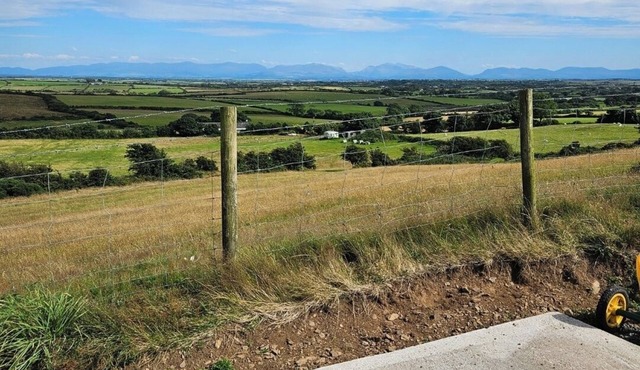 Beautiful views in a relaxing location, 10 minutes to popular Anglesey beaches.