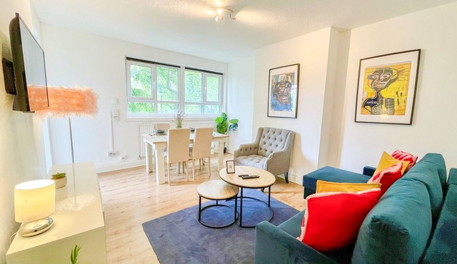 Bright 3 Bed flat with Balcony near Finsbury Park