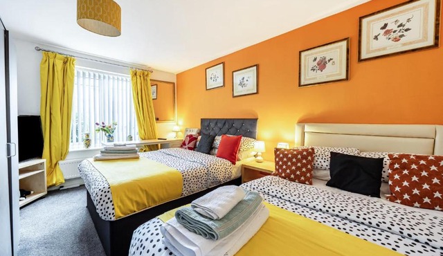 Bright 4 Bedroom Home in Walsall, Free Parking and for EVs