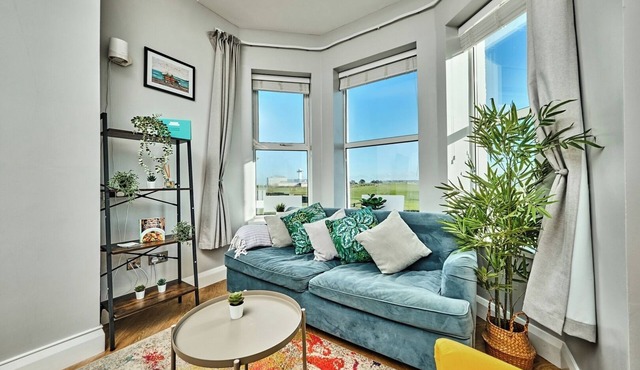 Bright Apt Steps From the Beach