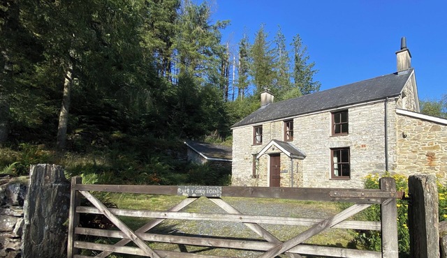 CAE'N Y COED COTTAGE, pet friendly in Penrhyndeudraeth