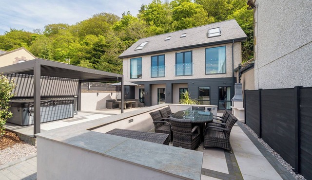 CAERFFYNNON HOUSE, family friendly, with hot tub in Porthmadog