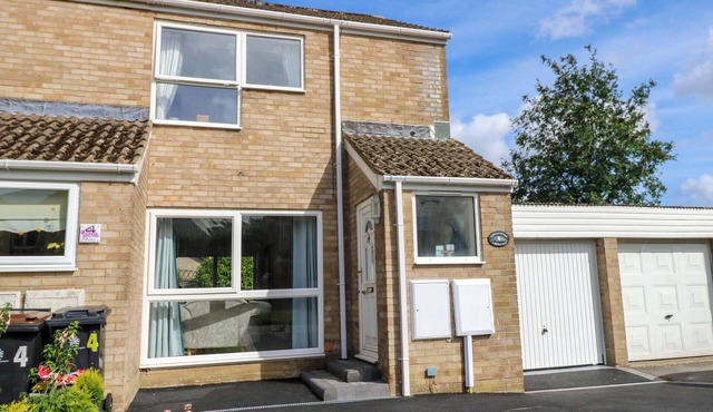 CAMELLIA COTTAGE, pet friendly, with a garden in Wimborne Minster