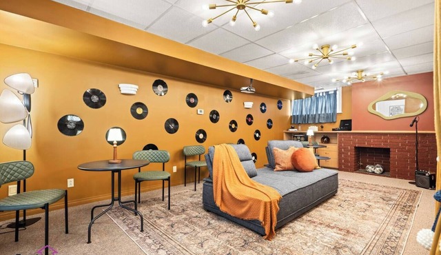 Campus Karaoke House | Near University | Sleeps 12