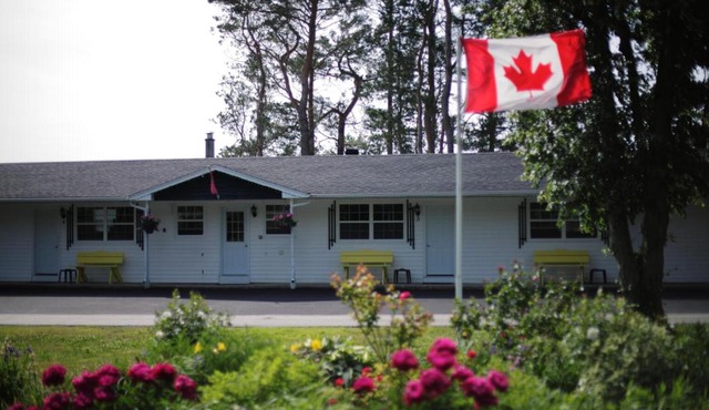 CARLETON INN & COTTAGES