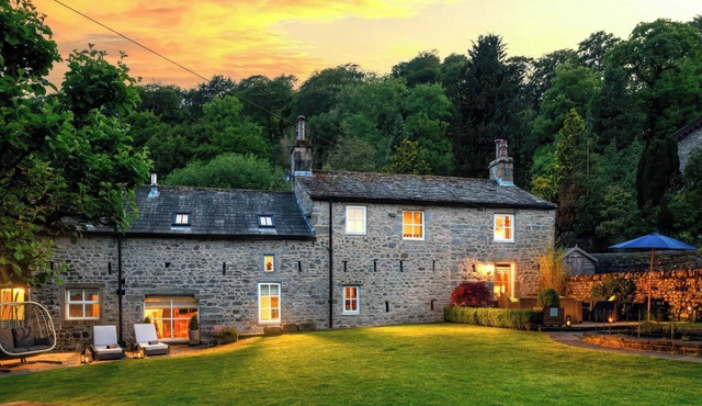 CARRHOLME COTTAGE, hot tub, WiFi, in Settle