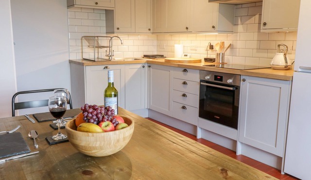 CEFN GWYN, pet friendly, luxury holiday cottage in Harlech
