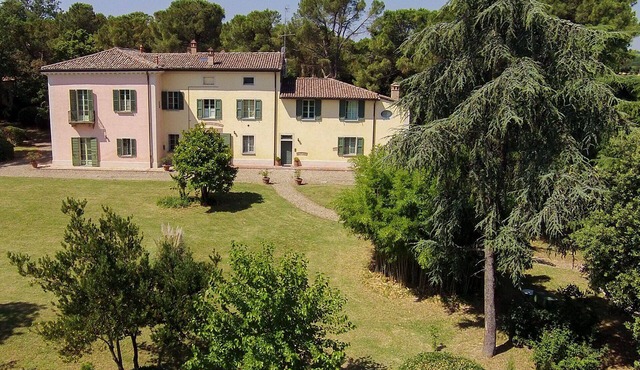 Charming apartment "Natalia" in historical Villa Calanco on the hills of Dozza