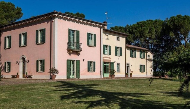 Charming apartment "Quintino" in historical Villa Calanco on the hills of Dozza