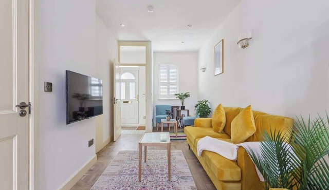 Charming Windsor Cottage| Castle Views By Tempstay