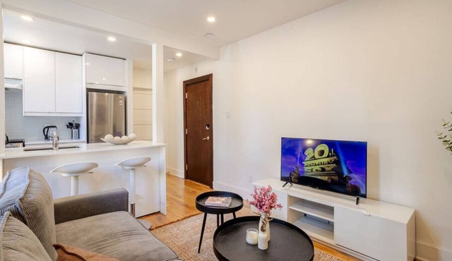 City Luxe Retreat | Stylish 1-Bedroom Downtown