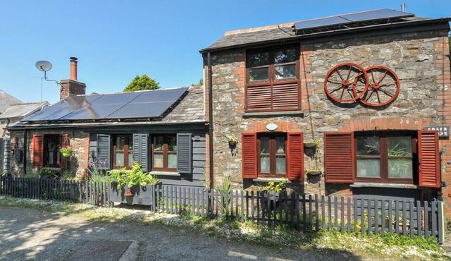 COACH HOUSE, pet friendly, with a garden in Camelford