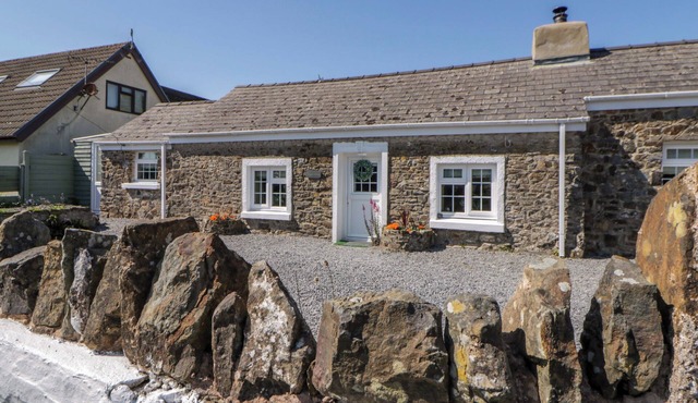 COBWEBS, pet friendly, character holiday cottage in Saundersfoot