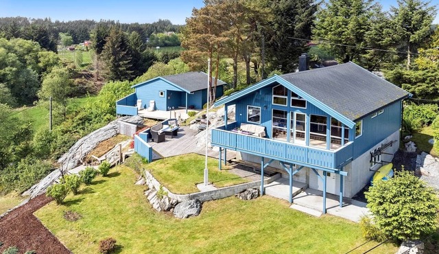 Comfortable seaside holiday home – optional boat