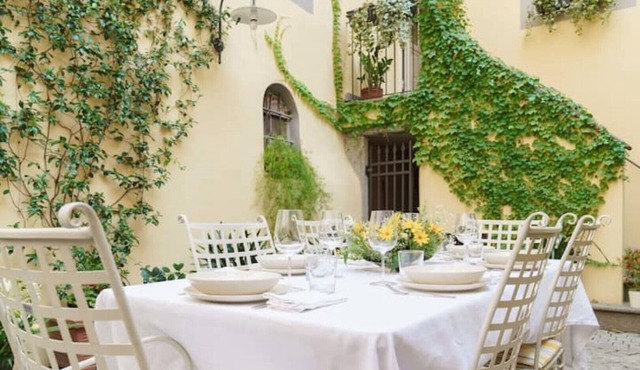 Corte Paolina - charming courtyard inside Lucca