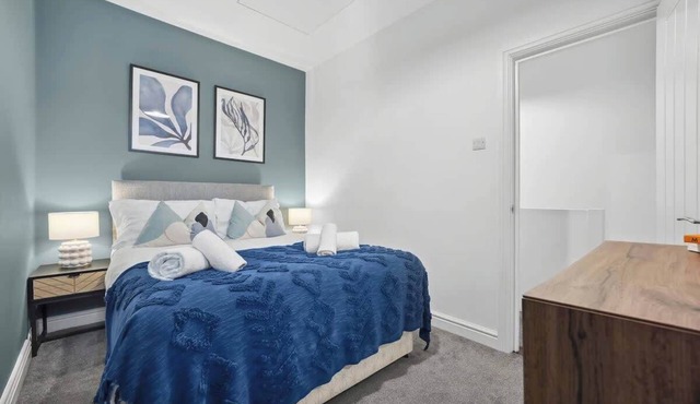 Cosy 4-BR Home, Parking, Xbox &BBQ, for big groups