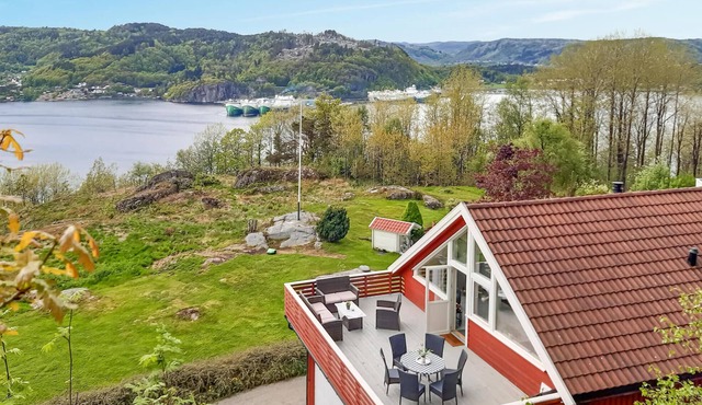 Cozy apartment in Lyngdal with WiFi