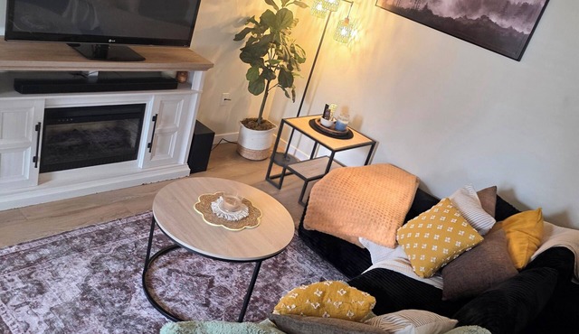 Cozy Corner✿ Charming 2-Level Home Near Red Deer 1K+2Q+Modular Couch Yard &BBQ
