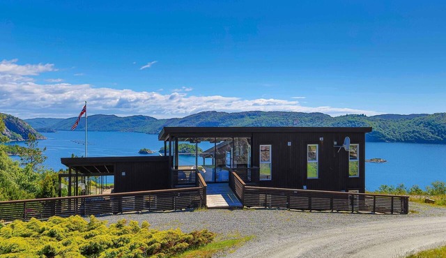 Cozy home in Lyngdal with WiFi
