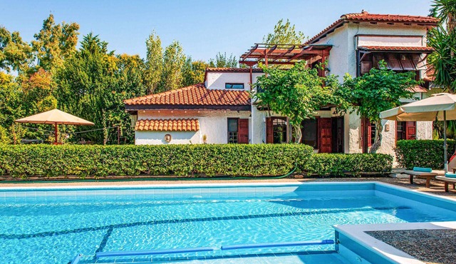 Cozy home in Marathons with private swimming pool, can be inside or outside