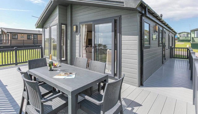 Deluxe Lodge, parking, ensuite, decking & sea view