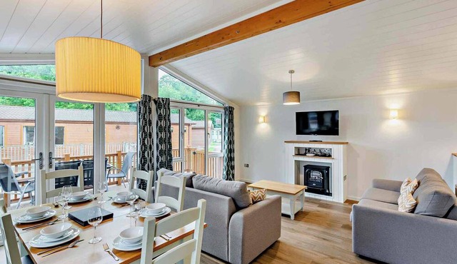 Deluxe Lodge with ensuite, decking & sea view