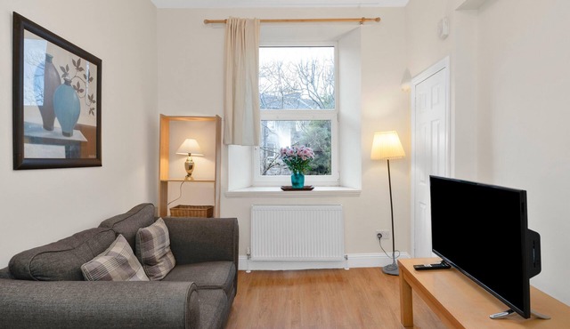 EDINBURGH Charming City View Apartment with Modern Comforts