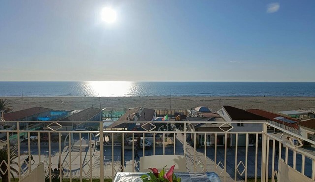 Elegant and modern seafront flat in Lido di Camaiore, located on the 4th floor with lift, perfect for a relaxing and comfortable holiday.The flat boasts a large terrace with sea view, equipped with an awning and dining table, ideal for enjoying panorami