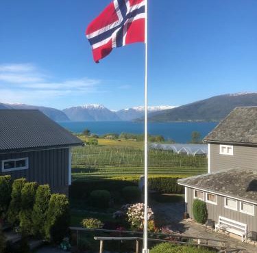 Exclusive log house with panoramic fjord views