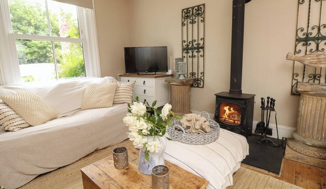 FERN COTTAGE, pet friendly, country holiday cottage in Bembridge