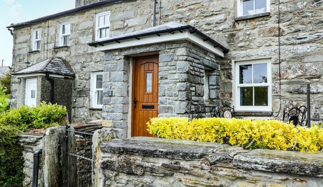 GLAN Y WERN COTTAGE, pet friendly, with a garden in Talsarnau