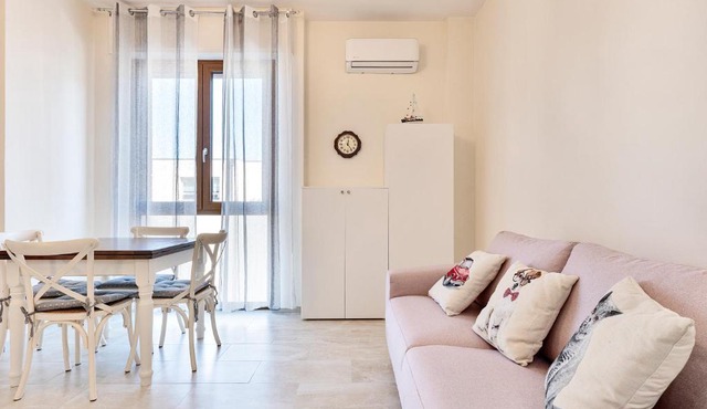 GOLDEN LUXE - Sunny Apartment Near the Sea
