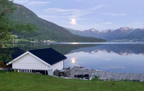 Gorgeous Home In Elnesvågen With Wifi