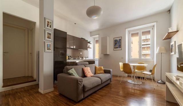 GuestHost - Comfortable apartment located on the fourth floor, of nine in total, of a building with a lift (not suitable for disabled people). There are 6 steps at the entranceIn 50 m2 of space it accommodates two peopleThe property is located in the San