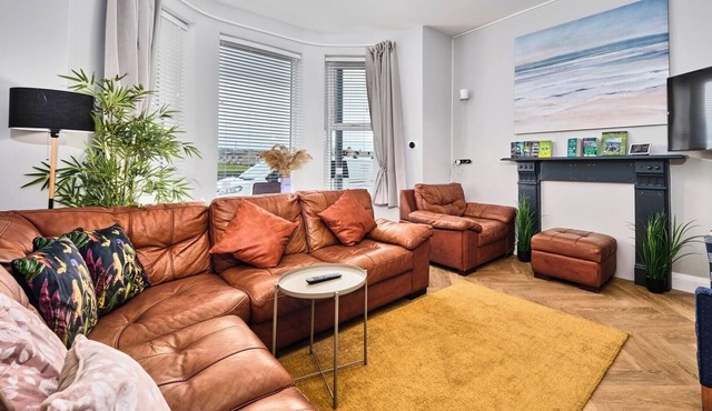 High-Finish Two Bed Apt beside Beach