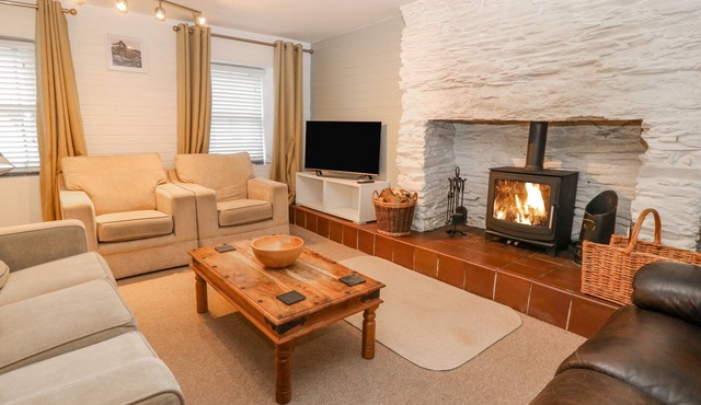 HILLSIDE, family friendly, with open fire in Penrhyndeudraeth