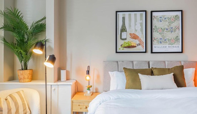 Jimmy Suite I Modern Central 2BR Apartment I Sleeps 6 I Near Gavin and Stacey House I Barry High Street I Barry Train Station I Barry Island I WiFi I Parking and Easy Cardiff Access