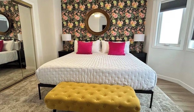King Bed Sleeps 11 Perfect for Groups