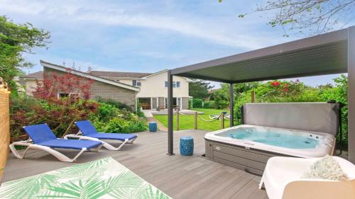 Ladywell Sleeps 12Hot Tub Pool Table Pizza Oven