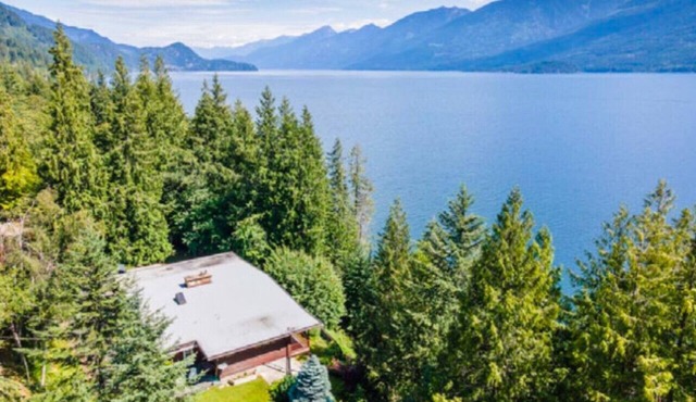 Lake View 3-Bed Retreat by Ainsworth Hot Springs