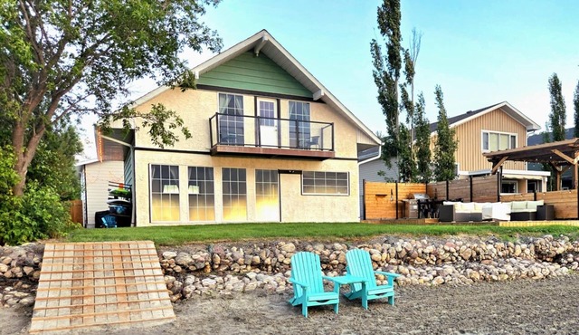 Lakefront property with a stunning view and a private access to the lake!