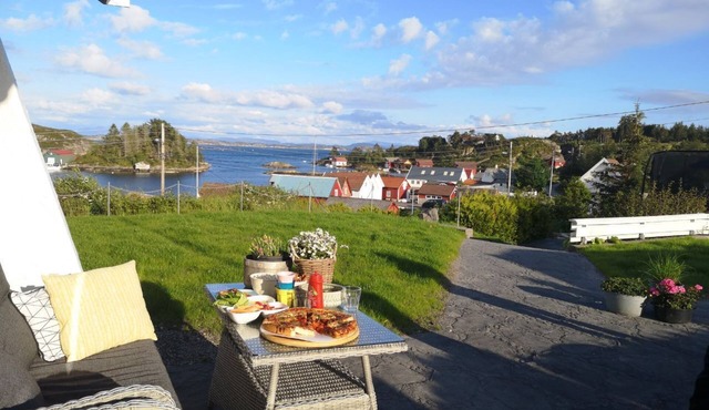 Large and cozy holiday home with stunning sea views. Quiet area in great nature.