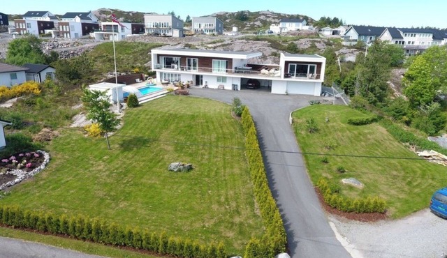 Large and spacious holiday home with heated pool