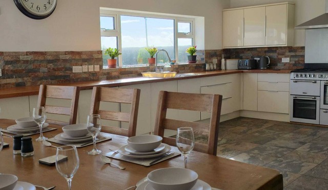 Large coastal home in the countryside of Amlwch - Pass the Keys
