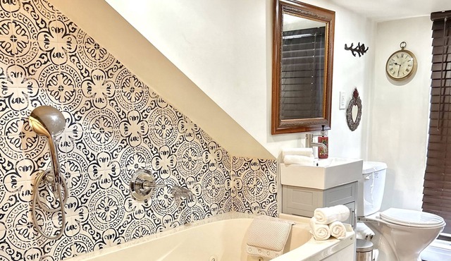 Large group size home, self check-in, 2 free parking spots,laundry, doorstep TTC