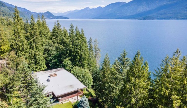 Large lake front Ainsworth house