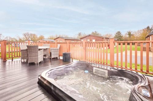 Little Gem Lodge with Hot Tub