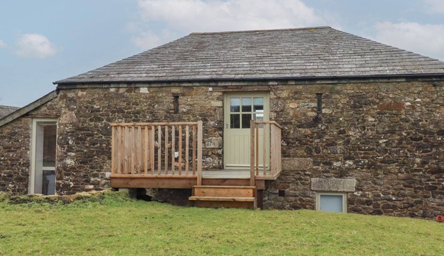 LOGAN BARN, pet friendly, character holiday cottage in Camelford