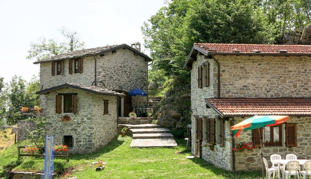 Lovely apartment in villa for 12 guests with private pool, WIFI, TV, patio and pets allowed